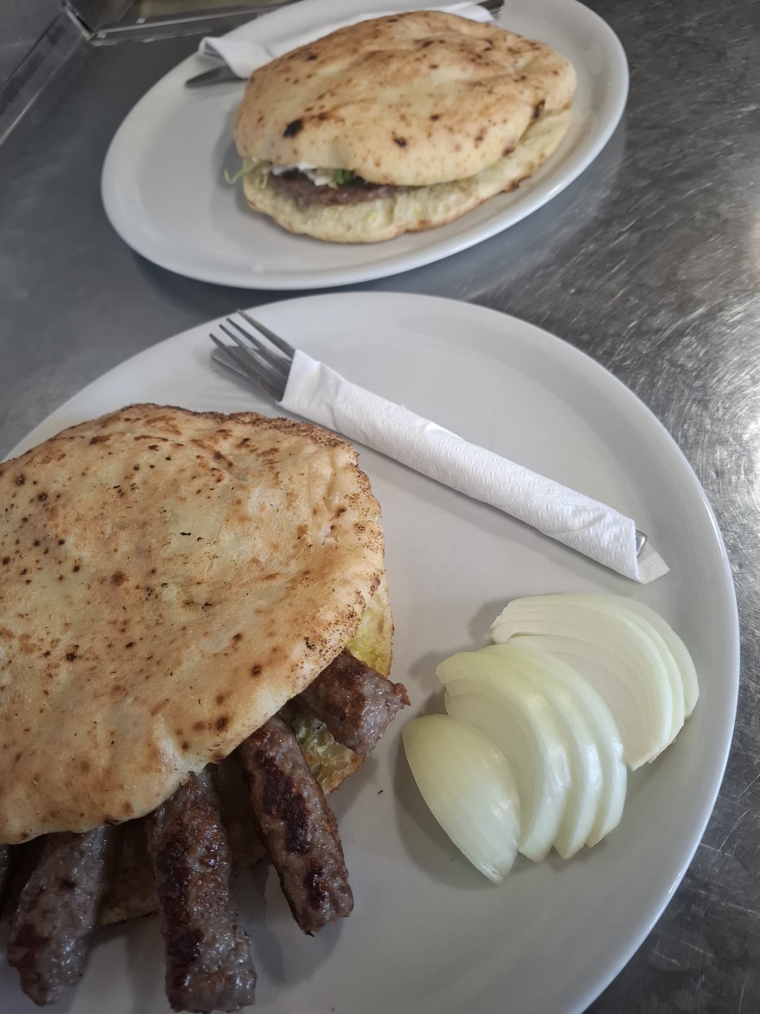 Čevapčiči na krožniku